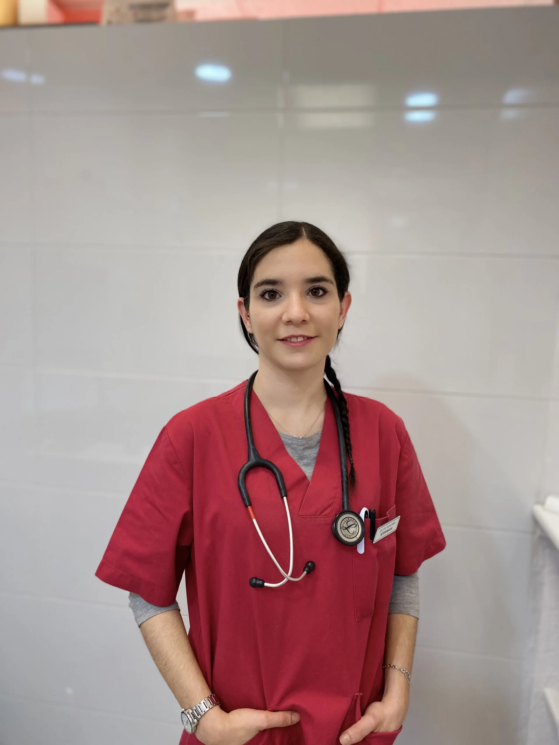 Silvia, la veterinaria de la Clínica Veterinaria Vinateros en Moratalaz, Madrid